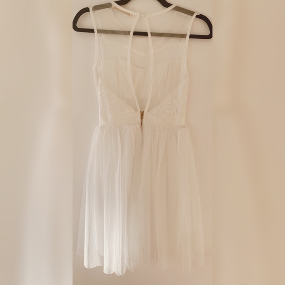 White Dress with lace and tool - Picture 4 of 4
